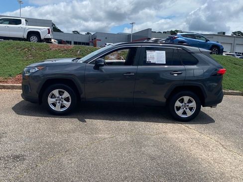 Used 2020 Toyota RAV4 XLE w/ Convenience Package FWD image 4