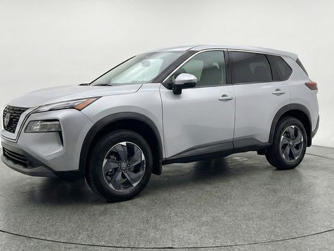 Used 2025 Nissan Rogue SV image 3