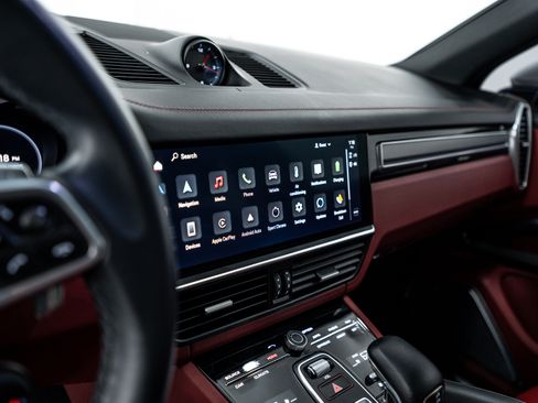 Certified 2022 Porsche Cayenne Platinum Edition image 16