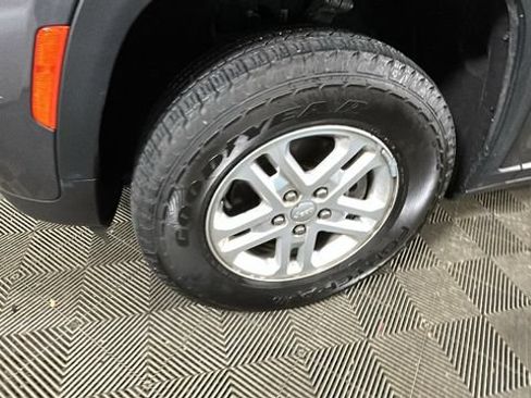 Used 2024 Jeep Grand Cherokee Laredo AWD/4WD image 9
