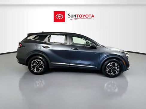Used 2023 Kia Sportage LX FWD image 2