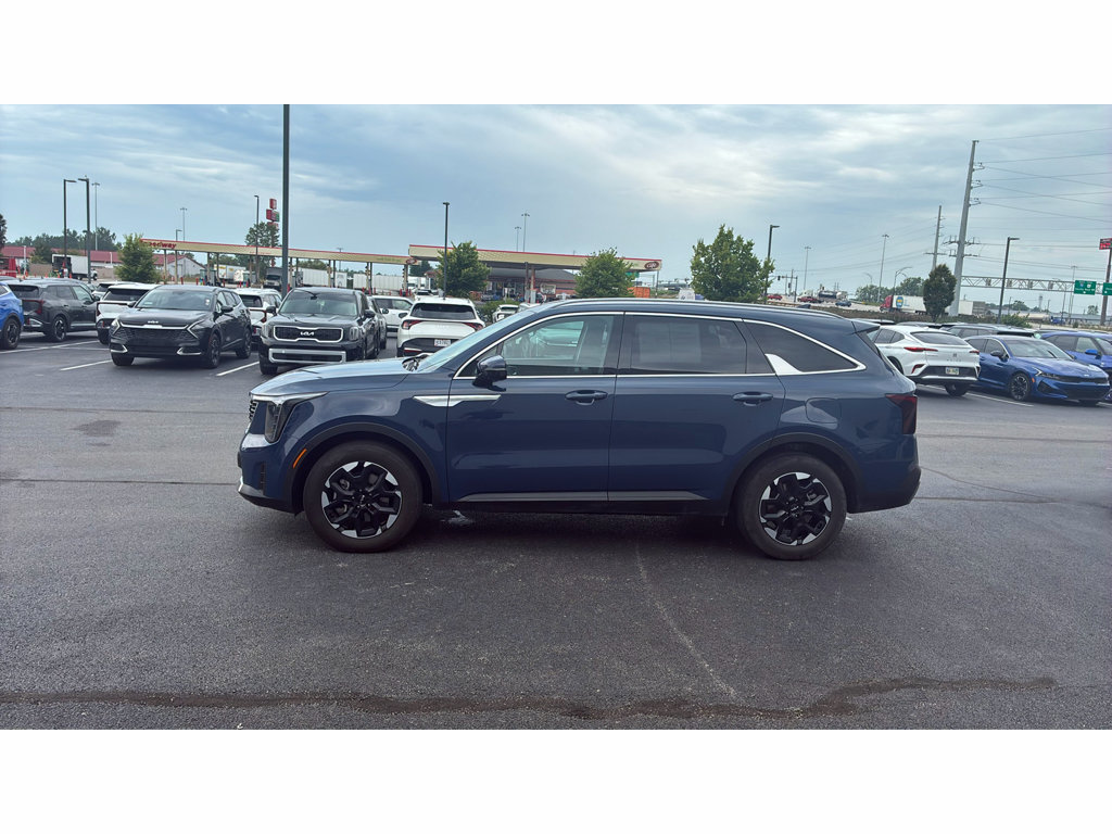 Used 2025 Kia Sorento S FWD image 4