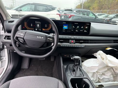 New 2025 Kia K4 LXS image 12