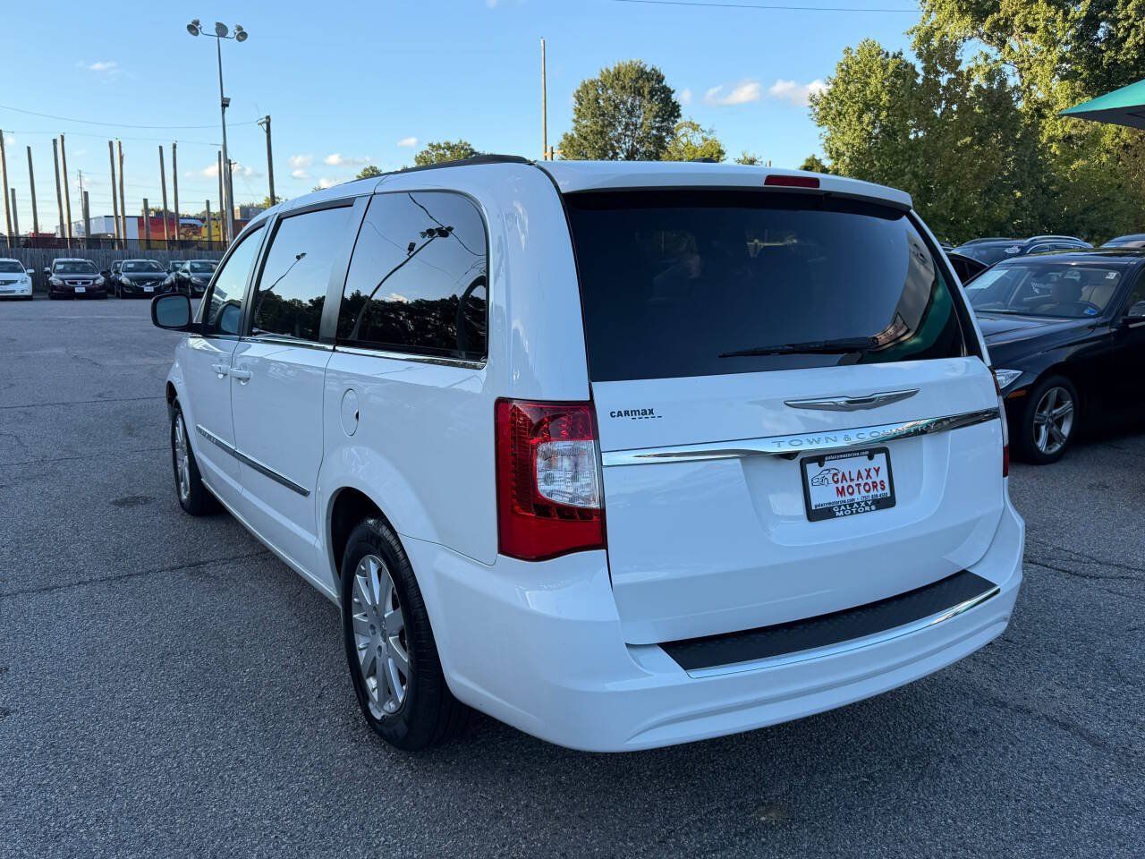 Used 2016 Chrysler Town & Country Touring FWD image 5