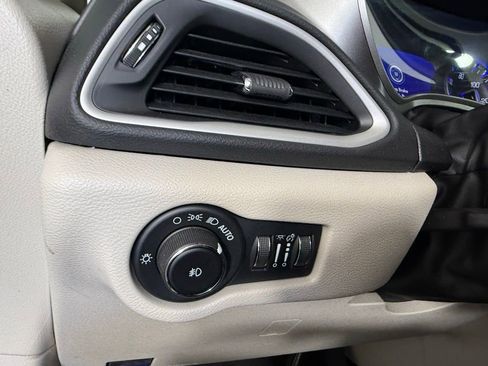 Used 2023 Chrysler Pacifica Touring-L FWD image 20