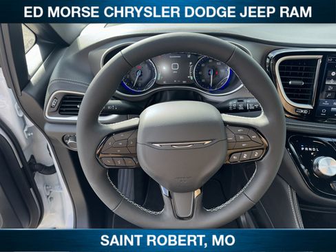 New 2027 Chrysler Pacifica Limited w/ Family Tech Group AWD/4WD image 25