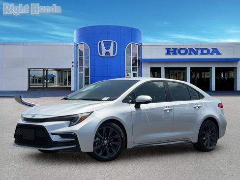 Used 2025 Toyota Corolla SE FWD image 2