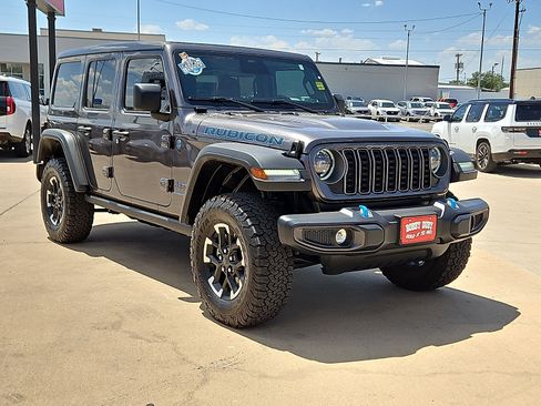 Used 2025 Jeep Wrangler Unlimited Rubicon 4xe w/ Convenience Group AWD/4WD image 4