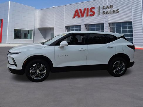 Used 2025 Chevrolet Blazer LT FWD image 2