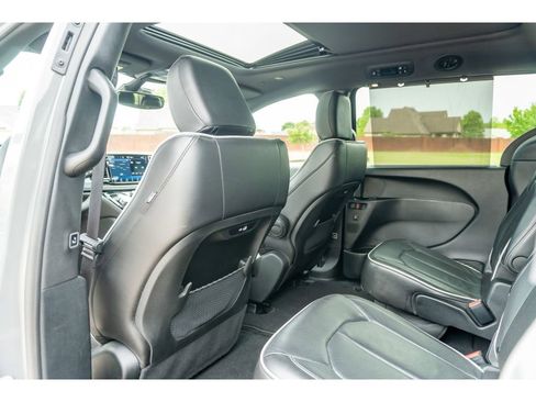 Used 2025 Chrysler Pacifica Limited FWD image 16