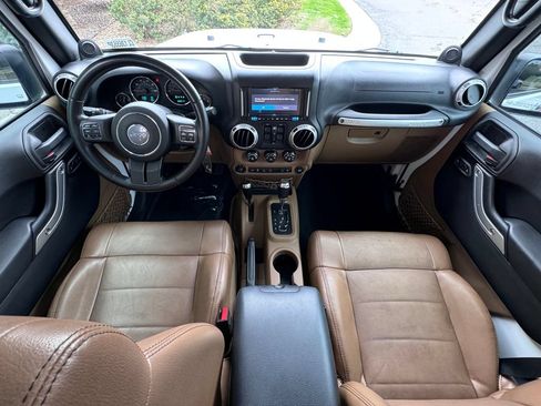Used 2012 Jeep Wrangler Unlimited Sahara w/ Connectivity Group AWD/4WD image 32