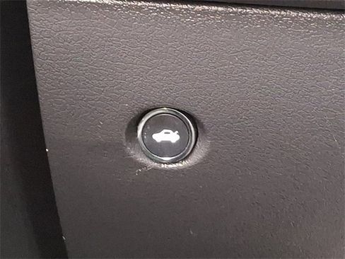 Used 2014 Dodge Challenger SXT image 27