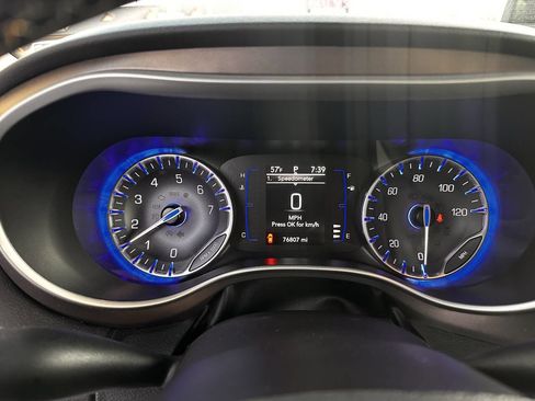 Used 2022 Chrysler Voyager LX image 13