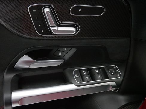 Used 2020 Mercedes-Benz GLB 250 4MATIC image 19