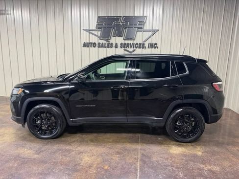 Used 2025 Jeep Compass Latitude w/ Altitude Special Edition AWD/4WD image 3