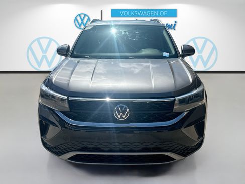 Used 2022 Volkswagen Taos SE FWD image 2