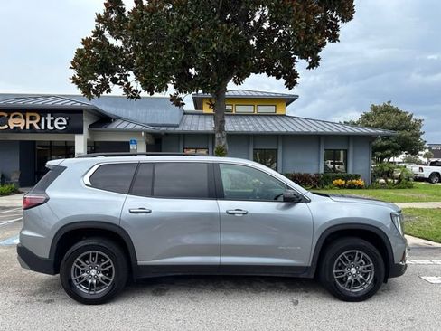 Used 2025 GMC Acadia Elevation FWD image 8