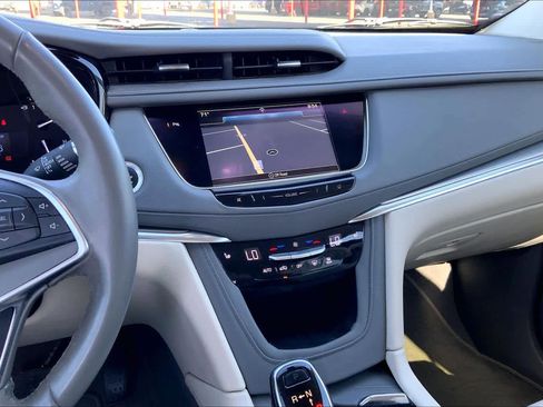 Used 2017 Cadillac XT5 Luxury w/ Driver Awareness Package FWD image 7