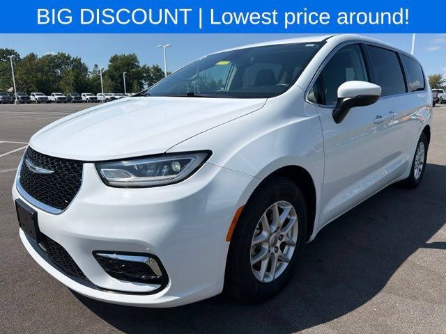 Used 2023 Chrysler Pacifica Touring-L FWD image 2