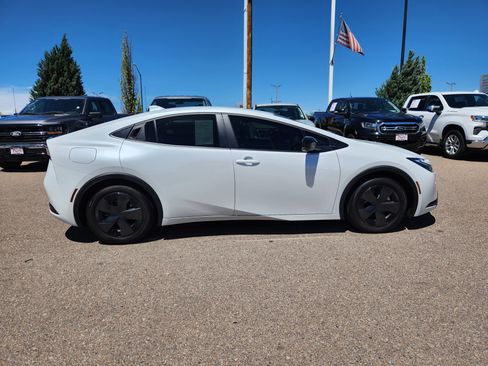 Used 2025 Toyota Prius Plug-In Hybrid FWD image 2