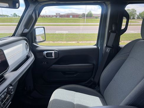 Used 2025 Jeep Wrangler Sahara w/ Safety Group image 23