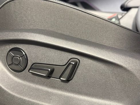 Used 2025 Volkswagen Tiguan SE R-Line image 22