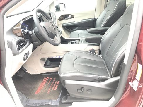 Used 2023 Chrysler Pacifica Limited image 9