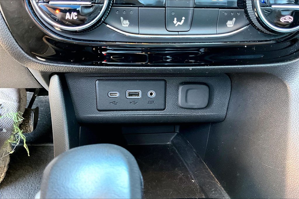 Used 2022 Buick Encore GX Select w/ Sport Touring Package FWD image 26