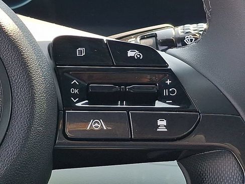 Used 2025 Hyundai Elantra Limited FWD image 17