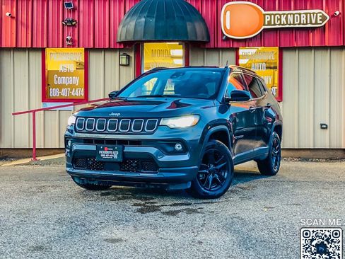 Used 2022 Jeep Compass Latitude image 2