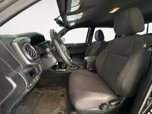 Used 2017 Toyota Tacoma TRD Sport w/ Tow Package AWD/4WD image 12