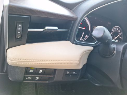 Used 2021 Toyota Avalon XLE image 19