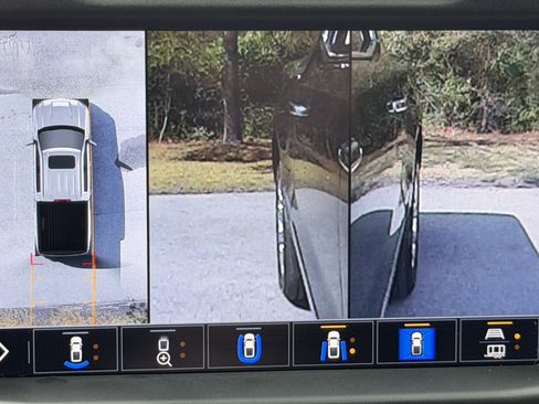 Used 2022 Chevrolet Silverado 1500 High Country w/ Technology Package image 32