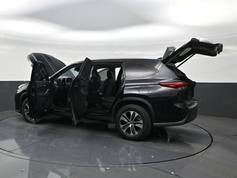 Used 2021 Toyota Highlander XLE FWD image 31