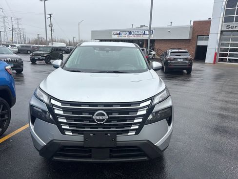 Used 2024 Nissan Rogue SV image 2