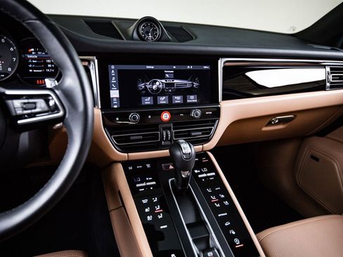 Certified 2025 Porsche Macan AWD/4WD image 19