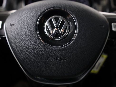 Used 2018 Volkswagen Golf S image 19