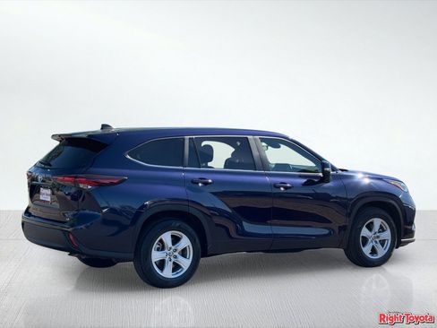 Used 2025 Toyota Highlander LE image 5