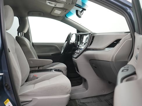 Used 2016 Toyota Sienna LE FWD image 11