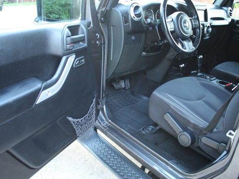 Used 2016 Jeep Wrangler Unlimited Sahara w/ Connectivity Group AWD/4WD image 15
