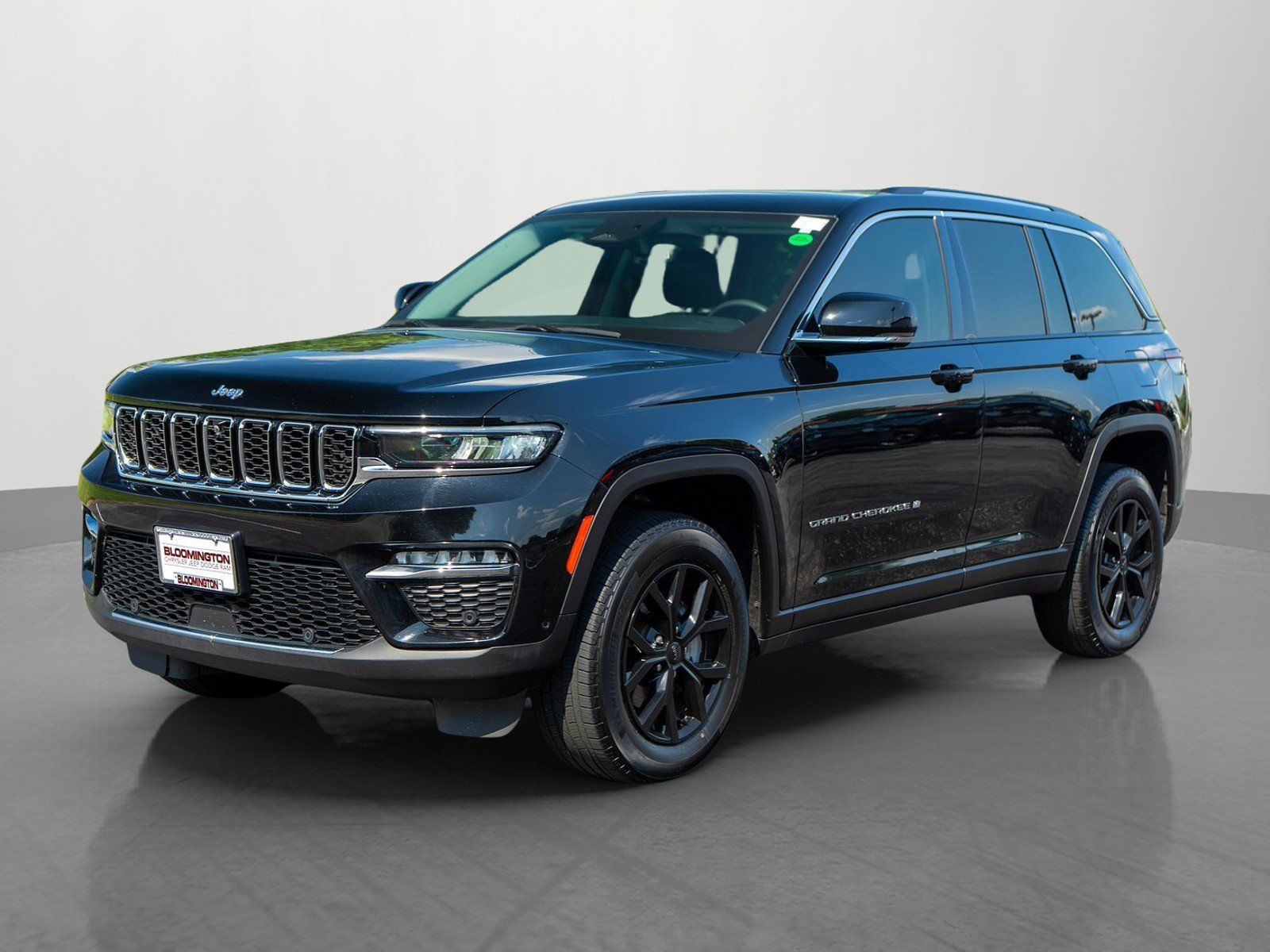Used 2023 Jeep Grand Cherokee Limited w/ Luxury Tech Group II AWD/4WD image 3