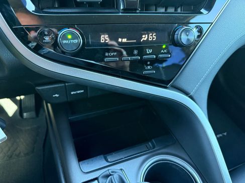 Used 2022 Toyota Camry SE w/ Carpet Mat Package (TMS) image 23