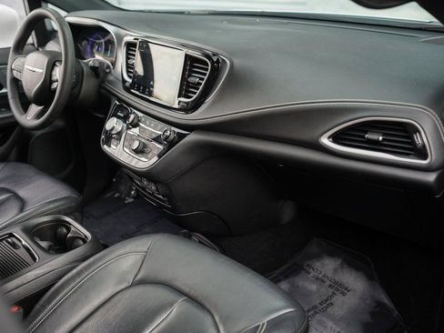 Used 2022 Chrysler Pacifica Touring-L w/ Uconnect Theater Family Group image 22