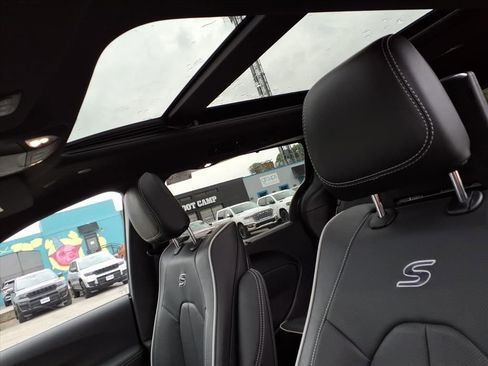 New 2026 Chrysler Pacifica Limited image 12