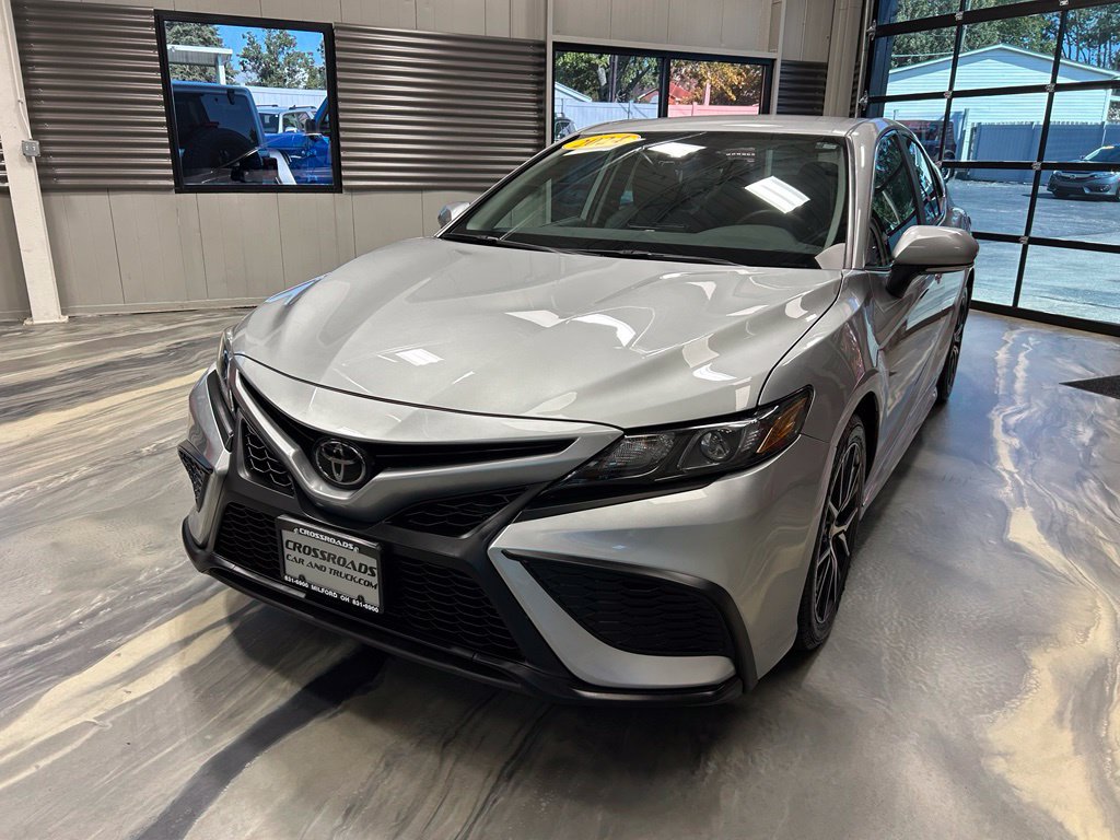 Used 2024 Toyota Camry SE FWD image 3