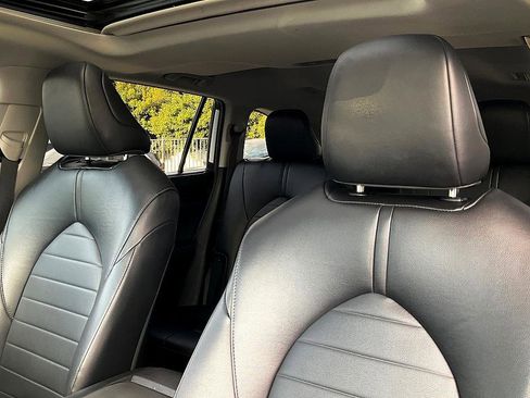 Used 2023 Toyota Highlander L image 18