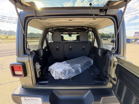 Used 2025 Jeep Wrangler Sport image 21