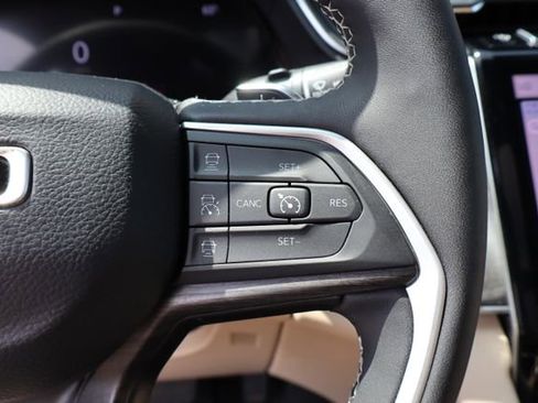 Used 2024 Jeep Grand Cherokee Limited w/ Black Appearance Package AWD/4WD image 16