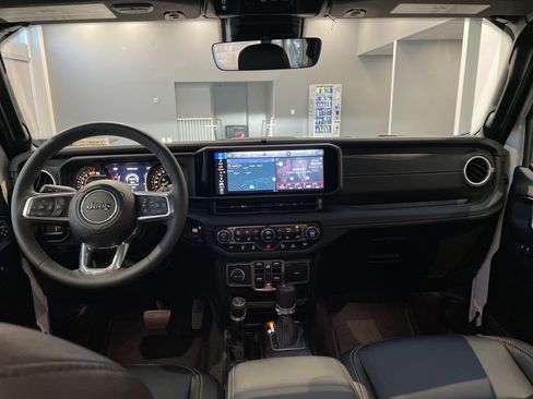 Used 2024 Jeep Wrangler Unlimited Sahara w/ Technology Group AWD/4WD image 32