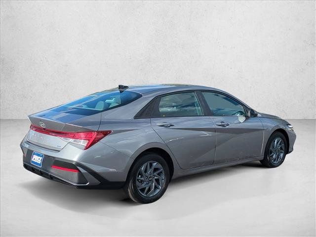 Used 2026 Hyundai Elantra Hybrid FWD image 5